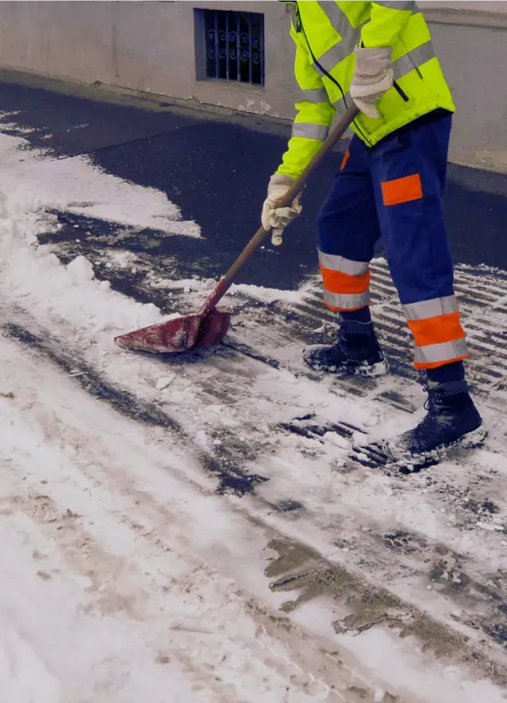 Schneeräumung und Streudienst auf einer Zufahrt