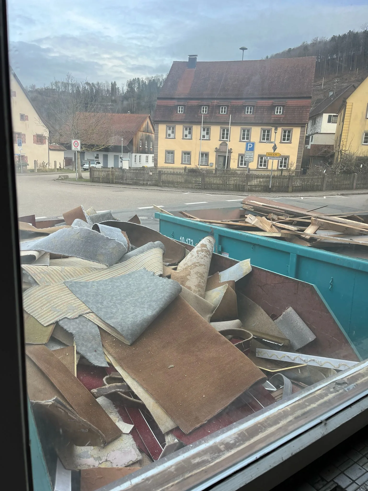 Beladener Transporter nach einer Entrümpelung