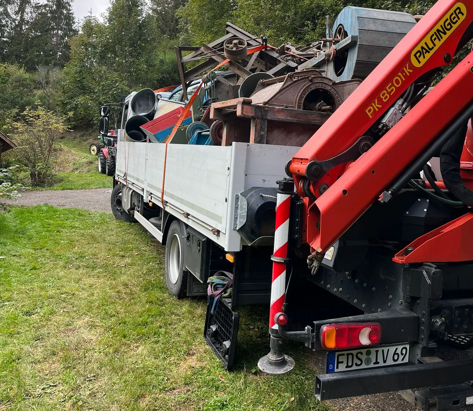 LKW mit Ladekran von VANA verlädt Altmetall